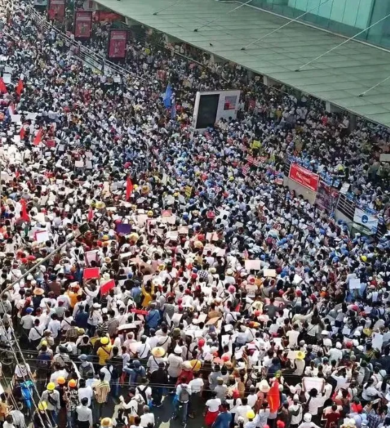 东南亚该国数十万人大游行,班轮业务中断!北美一大港将进行大罢工!