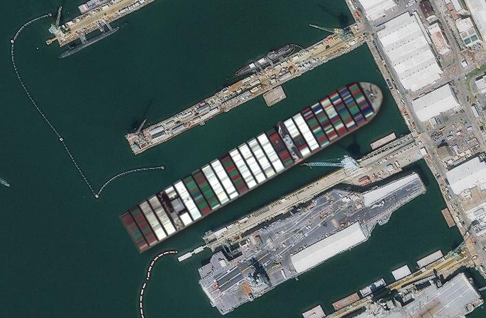 堵住苏伊士运河的货轮多大？和美俄英三国航母摆在一起比一比