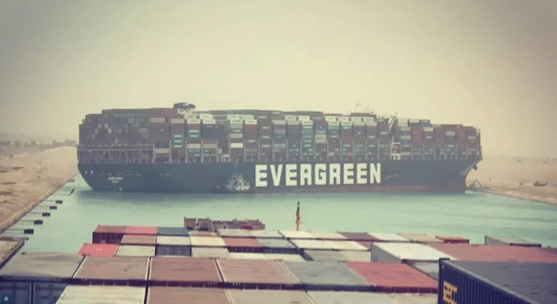 突发丨一艘大型箱船搁浅，苏伊士运河大堵塞，双向航道封锁！曾挂靠国内多个重要港口！