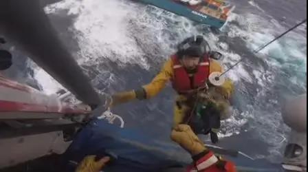 暴风雨来袭！货船侧倾30度 船员跳海求生 视频拍下惊险场面