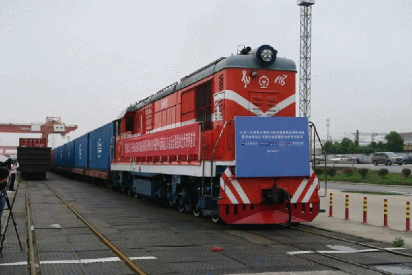 甘肅省今年首列“天馬號”中歐貨運班列開行