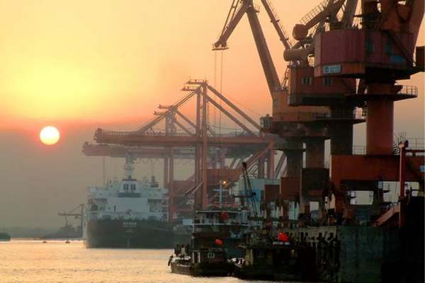 江苏扬州港口码头恢复对外转运作业 外地运输车辆恢复进出