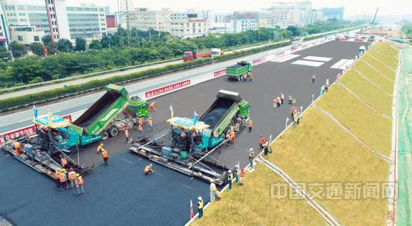 中江高速改擴建項目率先試用減碳瀝青進行路面攤鋪
