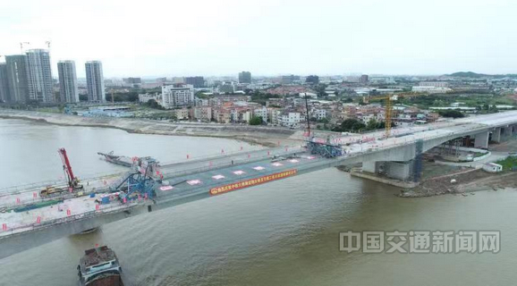 创新采用钢混混合梁 龙翔大桥主航道桥贯通
