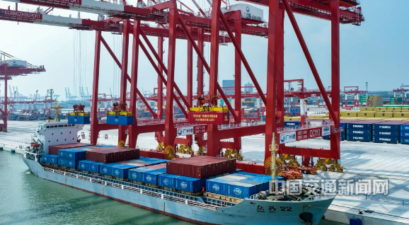 创造专利60余项  全球首个江海铁多式联运全自动化码头在粤投入运行